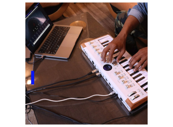 arturia-astrolab-37-portable-stage-keyboard_6926c993485ba.jpg